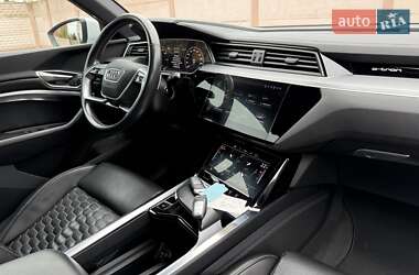 Позашляховик / Кросовер Audi e-tron 2021 в 
