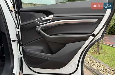 Позашляховик / Кросовер Audi e-tron 2021 в 