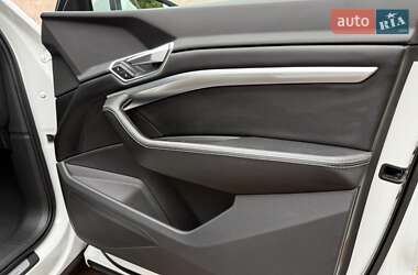 Позашляховик / Кросовер Audi e-tron 2021 в 