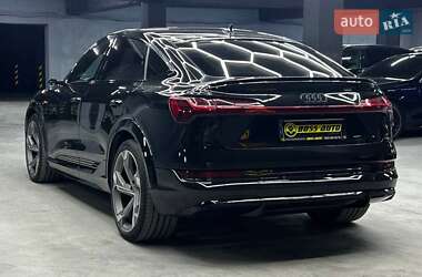 Позашляховик / Кросовер Audi e-tron 2022 в 