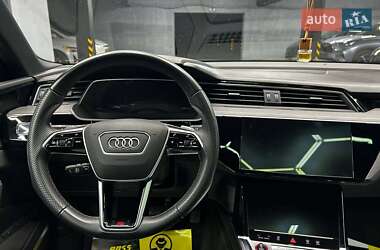 Позашляховик / Кросовер Audi e-tron 2022 в 