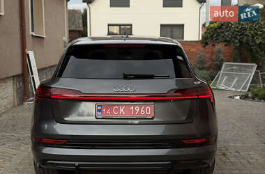 Внедорожник / Кроссовер Audi e-tron 2022 в 