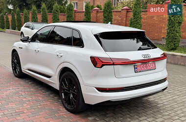 Позашляховик / Кросовер Audi e-tron 2023 в 