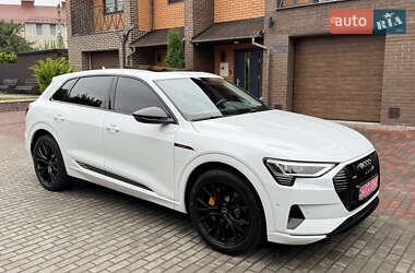 Позашляховик / Кросовер Audi e-tron 2023 в 