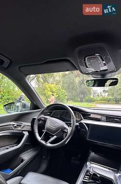 Позашляховик / Кросовер Audi e-tron 2021 в 