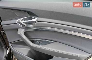 Позашляховик / Кросовер Audi e-tron 2021 в 