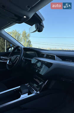 Позашляховик / Кросовер Audi e-tron 2021 в 