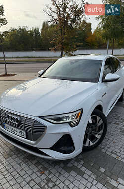 Внедорожник / Кроссовер Audi e-tron 2020 в 