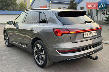 Позашляховик / Кросовер Audi e-tron 2020 в 