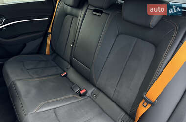 Позашляховик / Кросовер Audi e-tron 2022 в 