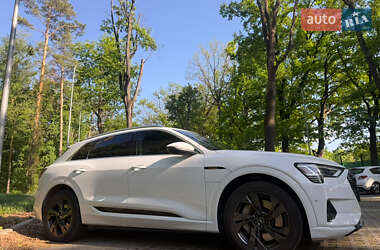 Внедорожник / Кроссовер Audi e-tron 2022 в 