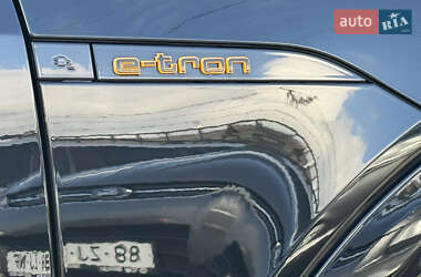 Внедорожник / Кроссовер Audi e-tron 2022 в 