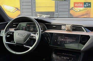 Внедорожник / Кроссовер Audi e-tron 2022 в 