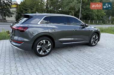 Позашляховик / Кросовер Audi e-tron 2021 в 