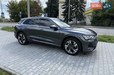 Позашляховик / Кросовер Audi e-tron 2021 в 