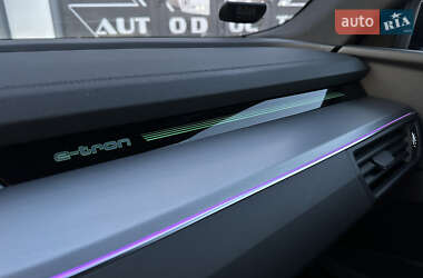 Внедорожник / Кроссовер Audi e-tron 2021 в 
