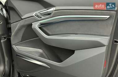 Позашляховик / Кросовер Audi e-tron 2021 в 