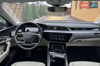 Позашляховик / Кросовер Audi e-tron 2022 в 