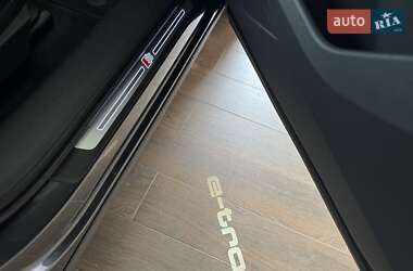 Позашляховик / Кросовер Audi e-tron 2022 в 