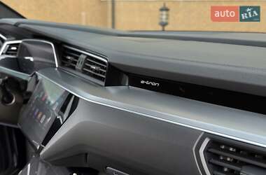Внедорожник / Кроссовер Audi e-tron 2022 в 