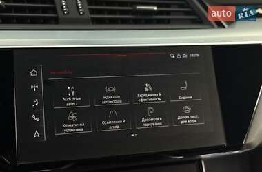 Внедорожник / Кроссовер Audi e-tron 2022 в 