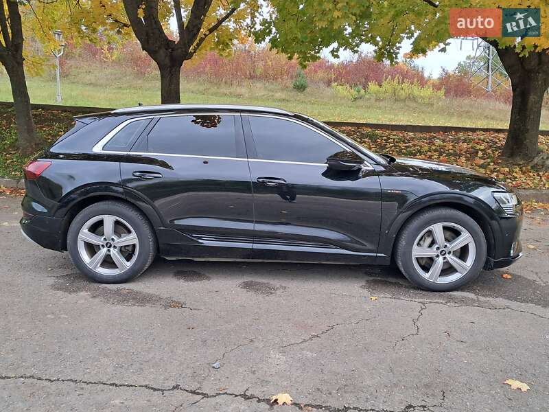Позашляховик / Кросовер Audi e-tron 2021 в Рівному