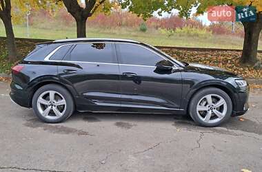 Позашляховик / Кросовер Audi e-tron 2021 в 