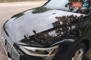 Позашляховик / Кросовер Audi e-tron 2021 в 