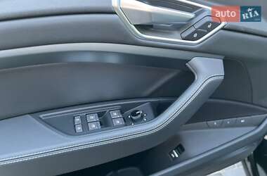 Внедорожник / Кроссовер Audi e-tron 2022 в 