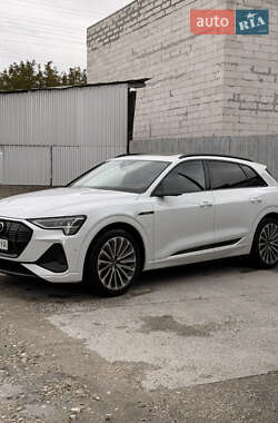 Внедорожник / Кроссовер Audi e-tron 2021 в 