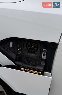 Внедорожник / Кроссовер Audi e-tron 2021 в 
