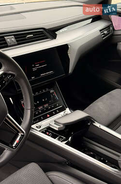 Внедорожник / Кроссовер Audi e-tron 2021 в 