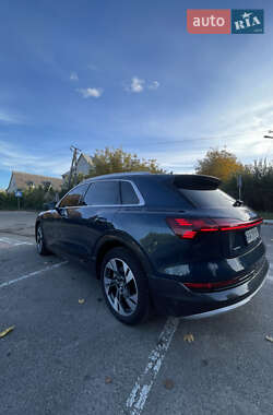 Внедорожник / Кроссовер Audi e-tron 2021 в 