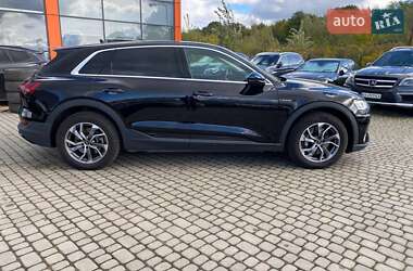 Внедорожник / Кроссовер Audi e-tron 2022 в 