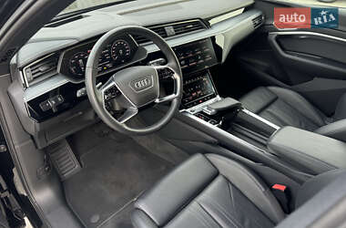 Позашляховик / Кросовер Audi e-tron 2022 в 