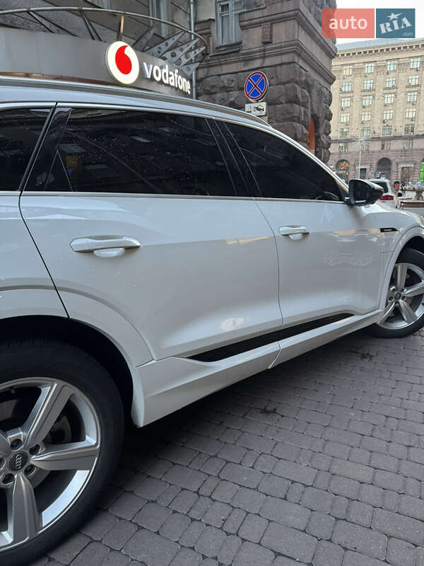 Внедорожник / Кроссовер Audi e-tron 2019 в Киеве