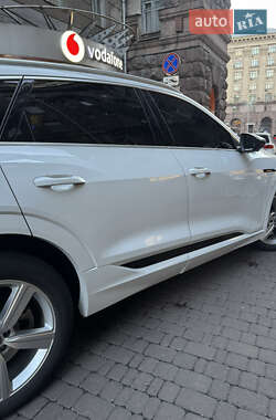 Позашляховик / Кросовер Audi e-tron 2019 в 