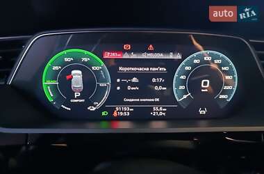 Позашляховик / Кросовер Audi e-tron 2022 в 