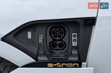 Позашляховик / Кросовер Audi e-tron 2021 в 