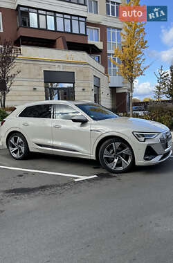 Позашляховик / Кросовер Audi e-tron 2021 в 