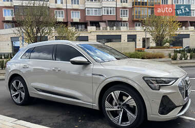 Позашляховик / Кросовер Audi e-tron 2021 в 