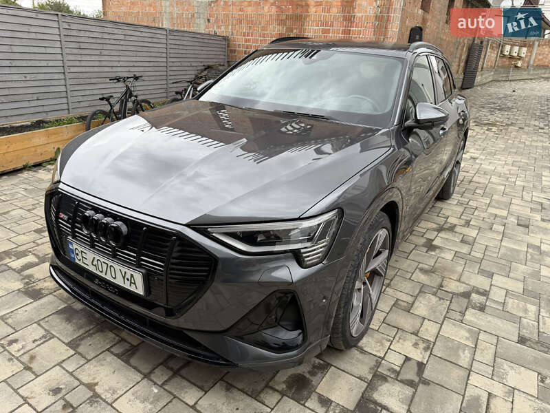 Позашляховик / Кросовер Audi e-tron 2022 в 