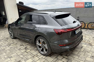 Позашляховик / Кросовер Audi e-tron 2022 в 