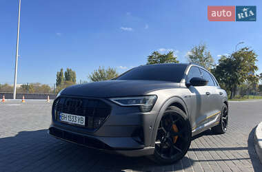 Позашляховик / Кросовер Audi e-tron 2019 в 