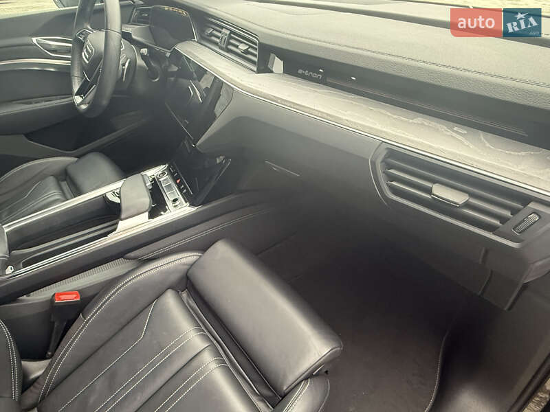Позашляховик / Кросовер Audi e-tron 2022 в Іршаві