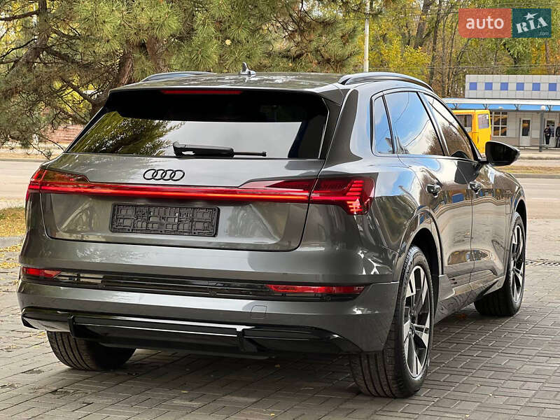 Позашляховик / Кросовер Audi e-tron 2022 в Дніпрі