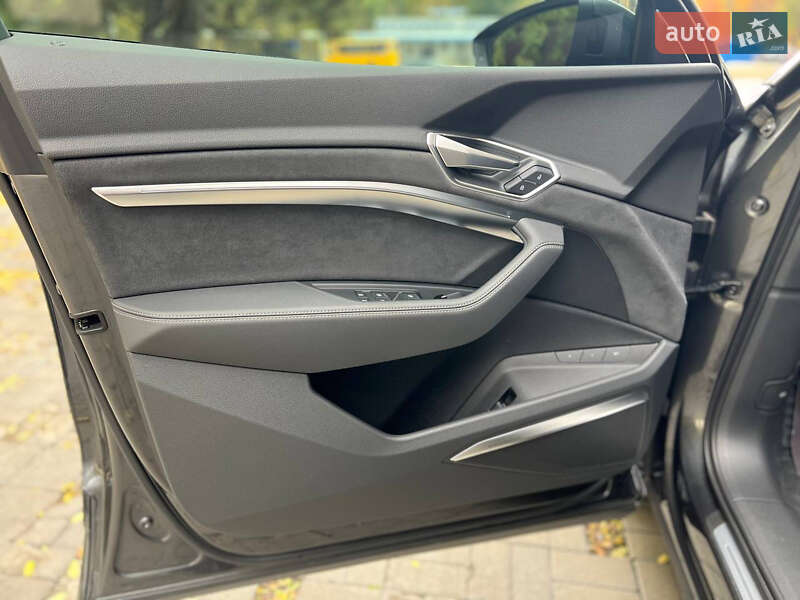 Позашляховик / Кросовер Audi e-tron 2022 в Дніпрі