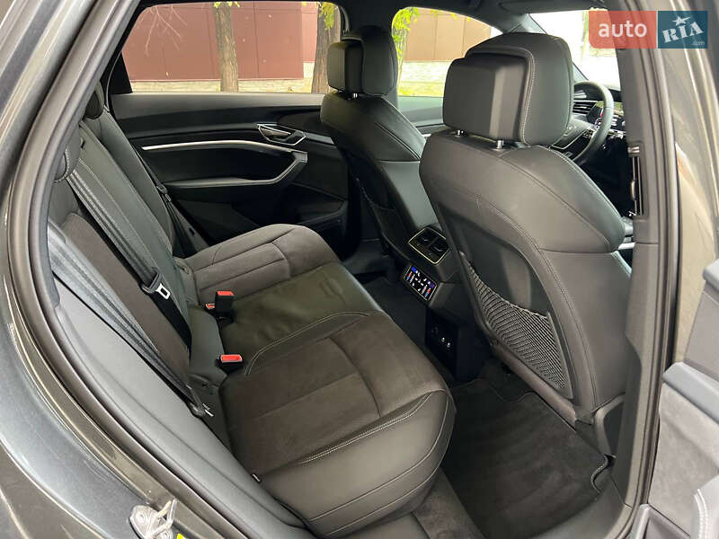 Позашляховик / Кросовер Audi e-tron 2022 в Дніпрі