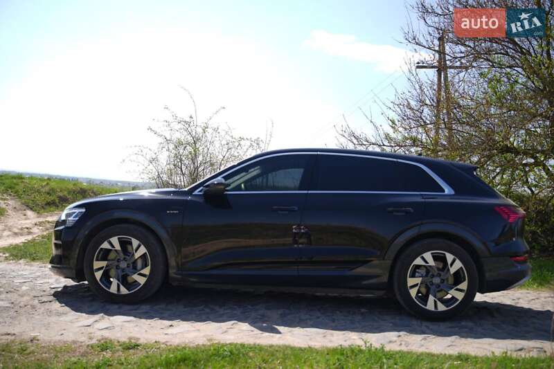 Внедорожник / Кроссовер Audi e-tron 2022 в Дубно