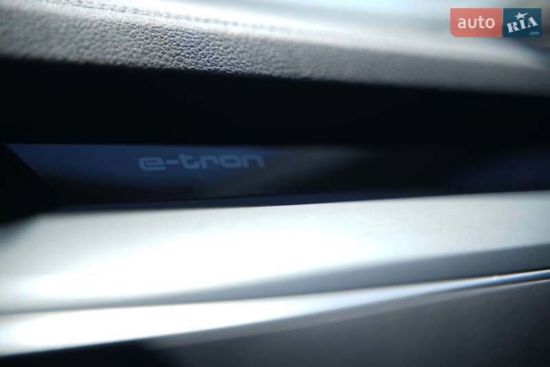Внедорожник / Кроссовер Audi e-tron 2022 в Дубно